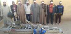 المتهمون وأمامهم المضبوطات