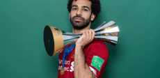 محمد صلاح حاملا كأس العالم للأندية فى جلسة تصوير جديدة