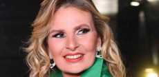 الفنانة يسرا