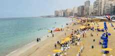 توافد المصطافين على شواطئ الإسكندرية