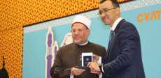 كازاخستان تقلد مفتى الجمهورية وسام شفاعة