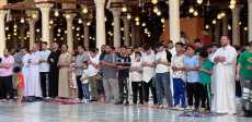مئات المصلين يؤدون صلاة العيد بـ مسجد عمرو بن العاص