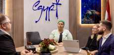 اجتماعات مجموعة من مسؤولي منظمي الرحلات وشركات السياحة