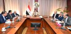 وزير الصناعة خلال الاجتماع