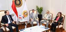 وزير الصناعة وسفير فرنسا