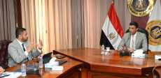 وزير الصناعة خلال الاجتماع