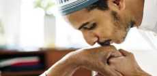 تقبيل يد الوالدين - صورة أرشيفية