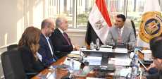 وزير الصناعة خلال اللقاء