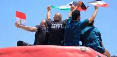 حسام حسن يرفع علم فلسطين في العلمين