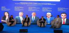 وزير التخطيط خلال اللقاء