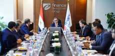 وزير التخطيط خلال الزيارة