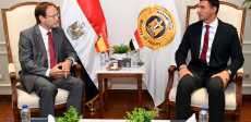وزير الصناعة وسفير إسبانيا