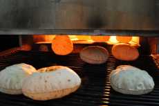 ضبط بائع خبز بحوزته 150 رغيف مدعم بالإسكندرية