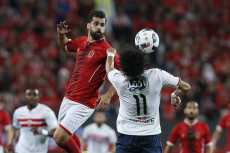 شاهد| رئيس الزمالك يعرض صور توقيع عبدالله السعيد