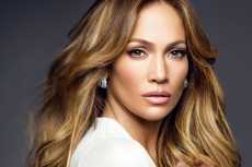جينفر لوبيز مثيرة فى حملة لأزياء «Guess»