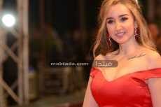 شاهد| أسرة هنا الزاهد تدعمها فى العرض الخاص لـ«عقدة الخواجة»