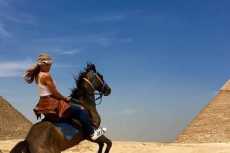 رويترز: إيرادات السياحة تقفز 123.5%