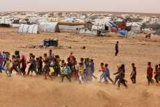 الأردن يدخل مساعدات إنسانية لآلاف السوريين فى مخيم الركبان