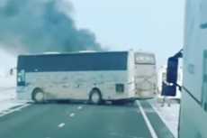قتلت 52 شخصًا.. شاهد اللحظات الأولى لحريق حافلة فى كازاخستان