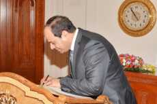 صورة| السيسى يسجل إعجابه بدار الأوبرا السلطانية