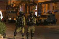 الاحتلال الإسرائيلى يعتقل عشرات الفلسطينيين ويداهم منازلهم 