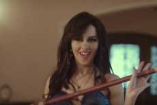 فيديو| ياسمين رئيس تروج لأحدث أفلامها ببدلة رقص