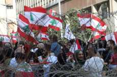 تجار لبنان يرفضون اقتصار الإغلاق العام لمنع تفشى كورونا على القطاع التجارى