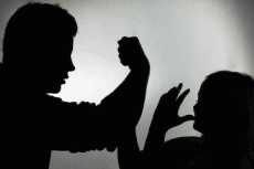 القبض على زوجين عذبا طفلة خادمة عمرها 10 سنوات