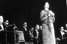 صورة- الأهرام تعلن عن سفر أم كلثوم إلى باريس لـ إحياء حفل غنائى عام 1967