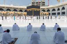 توزيع أكثر من 50 ألف نسخه من القرآن على قاصدى المسجد الحرام خلال رمضان