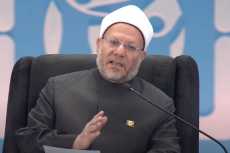 مفتى الجمهورية يوضح حكم تقبيل يد الصالحين