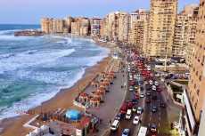 صورة نادرة لـ طريق الكورنيش في الإسكندرية منذ 65 سنة