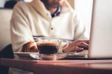 منها شرب القهوة.. عادات صباحية خاطئة قد تؤثر على مستويات الفيتامينات في الجسم