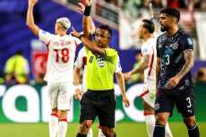 طرد لاعب وضع يده على فمه في مباراة تركيا وباراجوي!