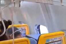 نجاة راكب من الموت بعد انفصال نافذة طائرة أثناء التحليق (فيديو)