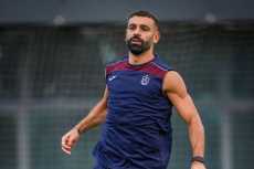 أبو ليل نوّر.. منتخب مصر يحتفي بوصول محمد صلاح (صورة)