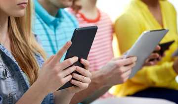 الإمارات تحدد سن استخدام وسائل التواصل الاجتماعي عند 15 عاما