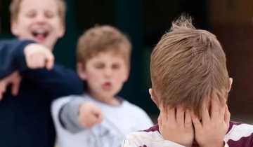 أعراض لا تهملها عند طفلك.. علامات قد تكشف تعرضه للتنمر خلال الدراسة