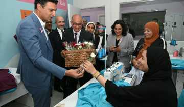 وزير الصناعة يزور مستشفى «بهية» ويشيد بالخدمات الطبية المتقدمة للمحاربات بالمجان (صور)