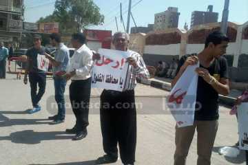 وقفه احتجاجيه لممثلي المعارضه بالفيوم اعتراضا على اصطحاب المحافظ لرموز الوطنى المنحل