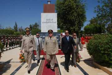 محافظ أسيوط يضع إكليل من الزهور على النصب التذكاري للجندي المجهول