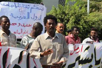 واقفة للجالية السودانية أمام جامعة الدوال العربية 