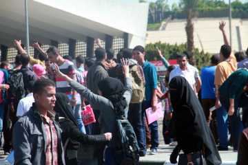 إخوان جامعة الازهر يقطعون طريق النصر