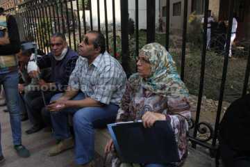 مصابى. الثورة اثناء تظاهرهم امام مجلس الوزارء