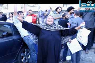فى فاصل من السخرية الاهالى يحتفلون بانتصارهم على المتظاهرين 