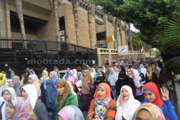 مسيرة لطلاب "المحظورة" بجامعة الإسكندرية رفضا لمحاكمة "الفتيات"