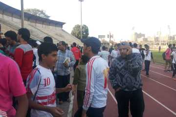 جماهير الزمالك تقتحم الملعب لالتقاط الصور التذكارية مع اللاعبين