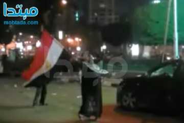 عجوز تحتج بـ«الرقص» أمام السفارة القطرية بالمهندسين