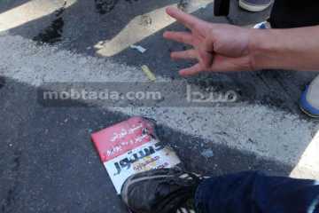طلاب الاخوان يحرقون الدستور ويلقونه على الأرض بميدان النهضة