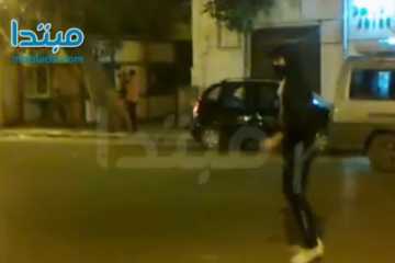 ملثمون يرشقون قوات الأمن بالحجارة أمام مجلس الوزراء
